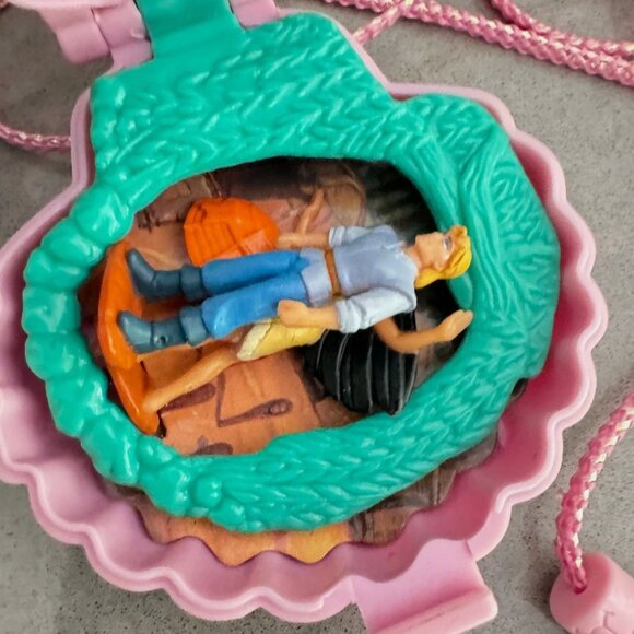 Polly Pocket Pocahontas Compact Complete Ariel Mermaid Lion King Disney Figures - Picture 4 of 5